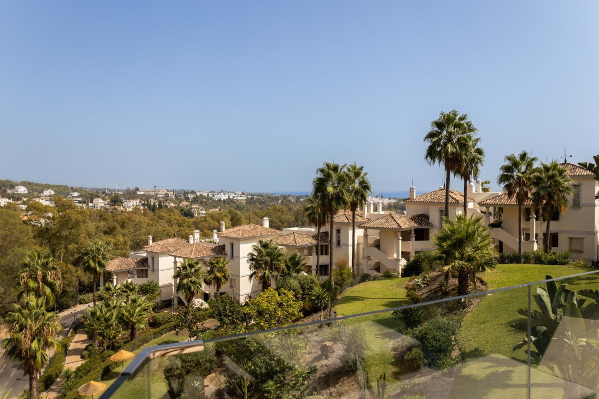 3 Bed Middle Floor Apartment in Nueva Andalucía