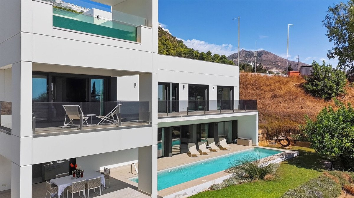 5 Bed Detached Villa in Torremuelle