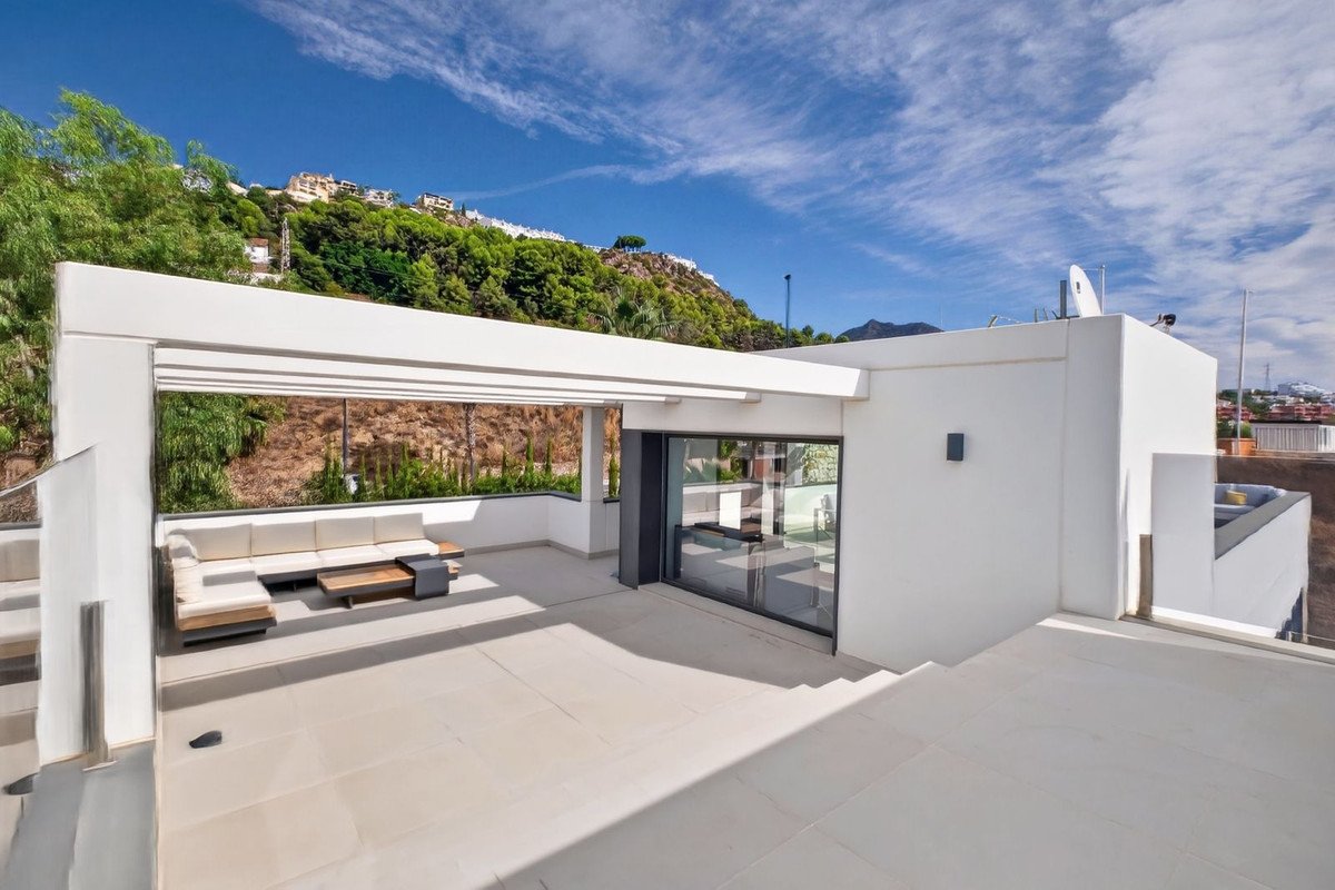 5 Bed Detached Villa in Torremuelle