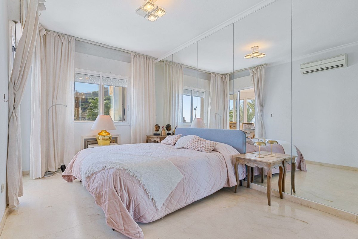 2 Bed Middle Floor Apartment in Fuengirola