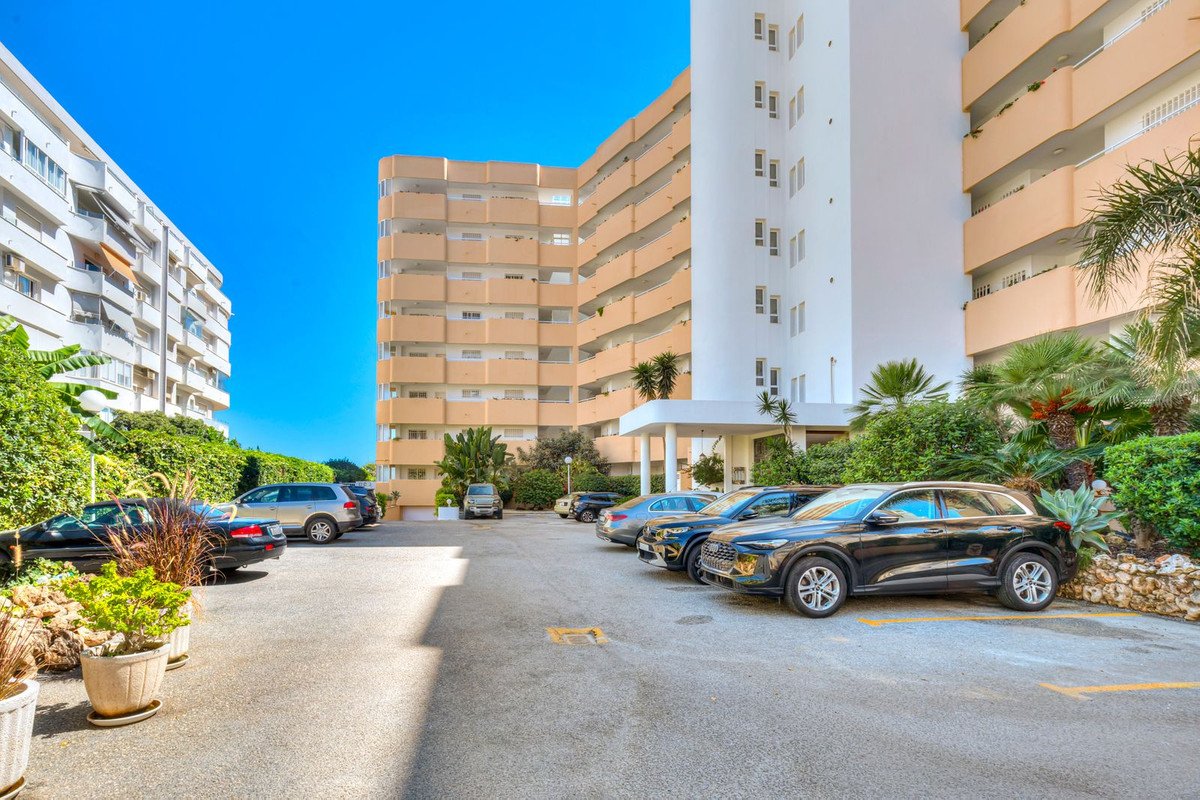 2 Bed Middle Floor Apartment in Fuengirola