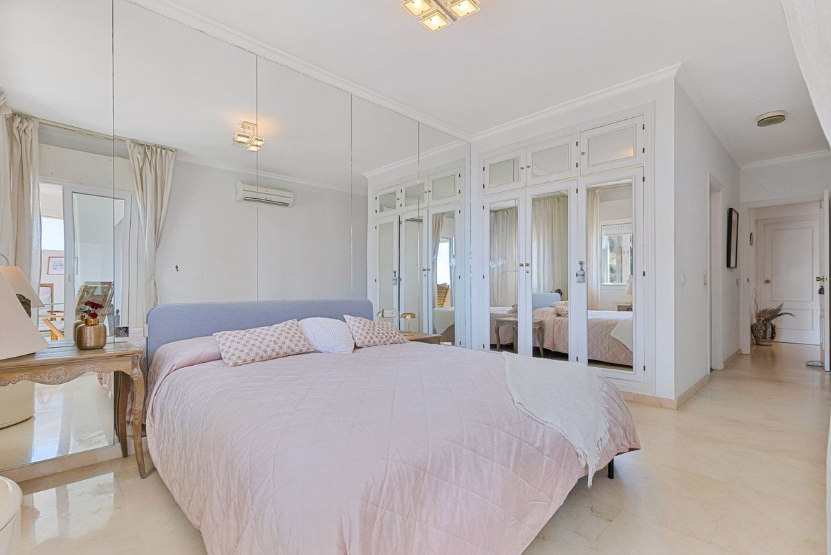 2 Bed Middle Floor Apartment in Fuengirola