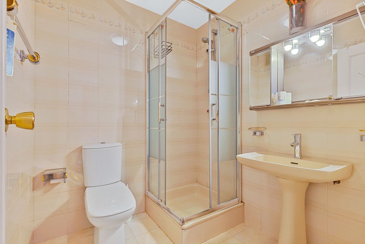 2 Bed Middle Floor Apartment in Fuengirola