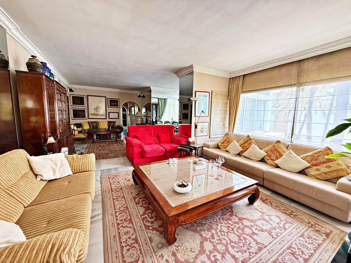 3 Bed Top Floor Apartment in Puerto Banús
