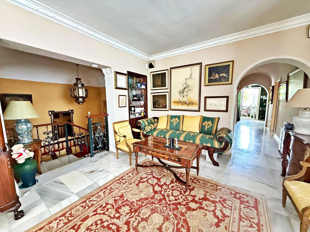 3 Bed Top Floor Apartment in Puerto Banús