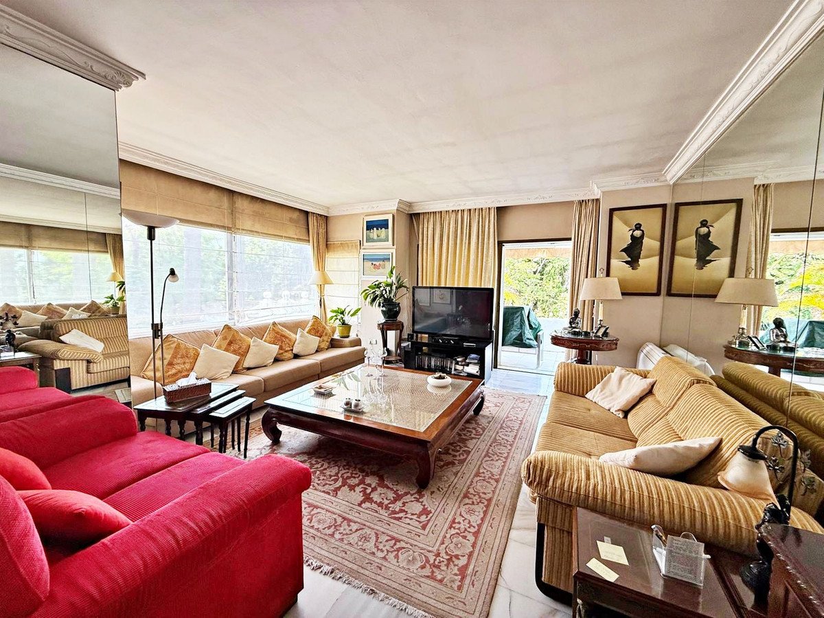 3 Bed Top Floor Apartment in Puerto Banús