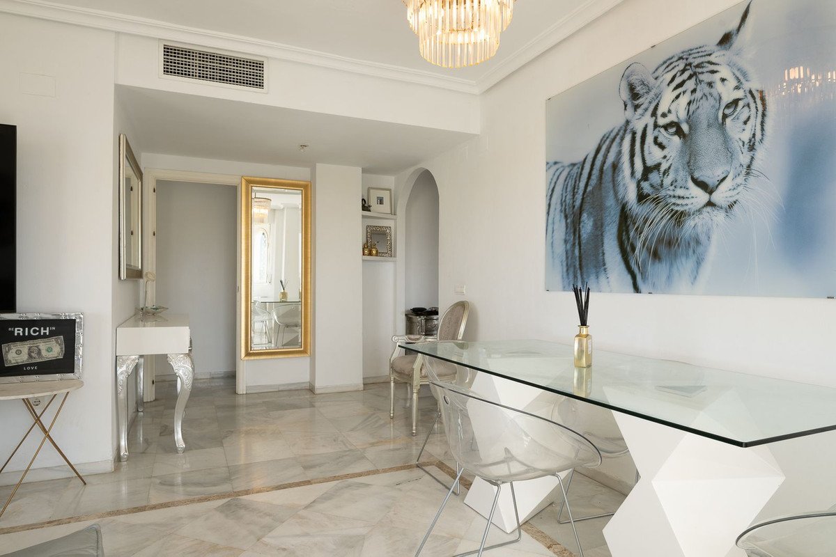 2 Bed Middle Floor Apartment in Nueva Andalucía