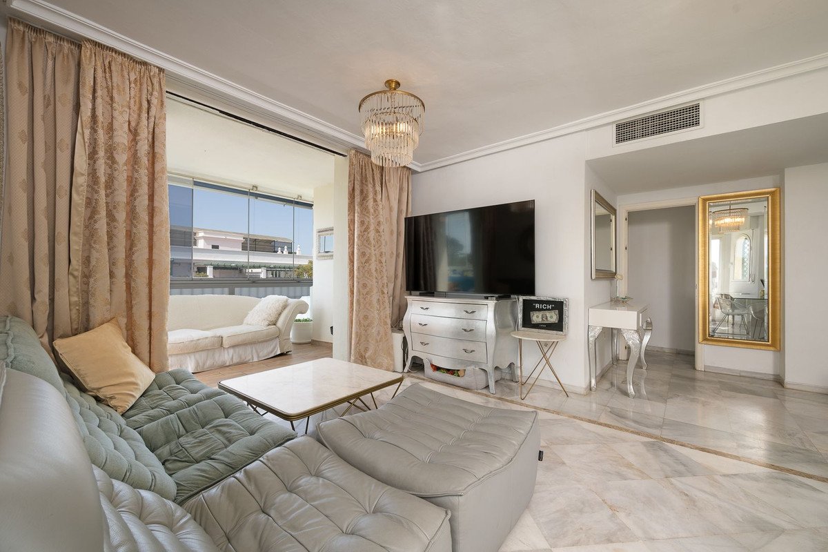 2 Bed Middle Floor Apartment in Nueva Andalucía