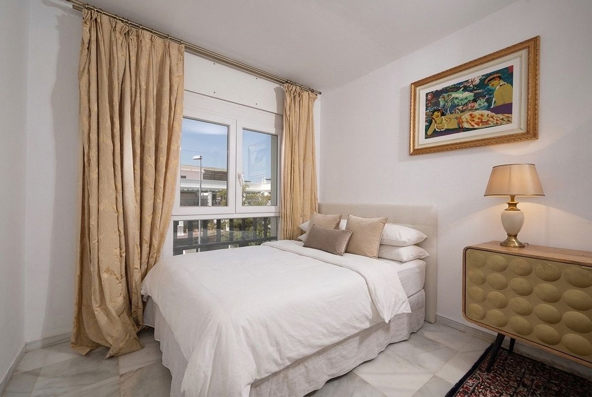 2 Bed Middle Floor Apartment in Nueva Andalucía