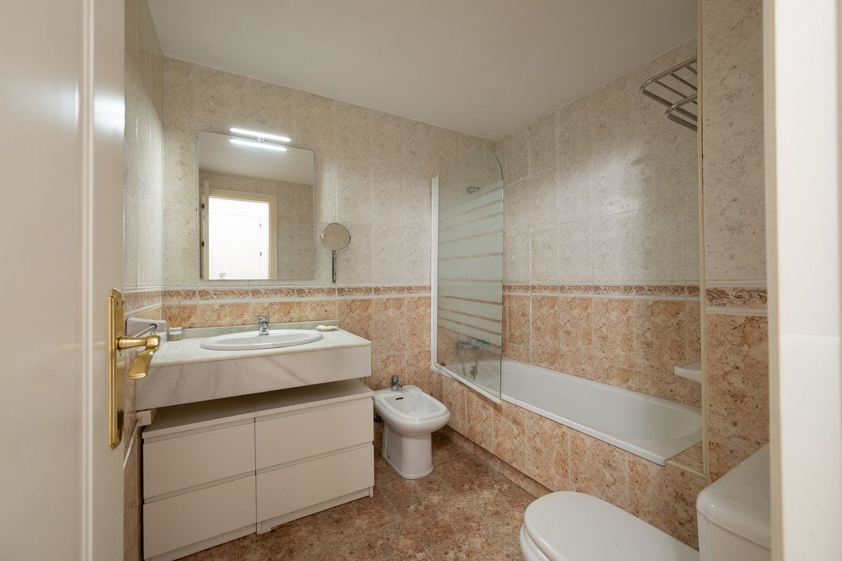 2 Bed Middle Floor Apartment in Nueva Andalucía