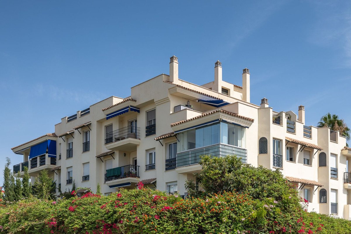 2 Bed Middle Floor Apartment in Nueva Andalucía
