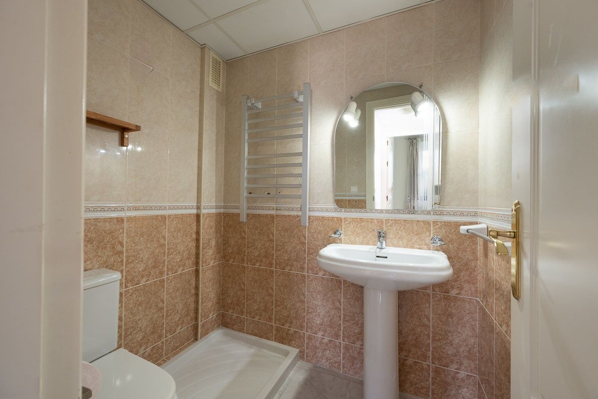 2 Bed Middle Floor Apartment in Nueva Andalucía