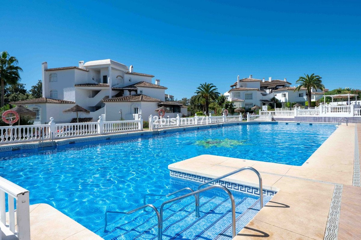 3 Bed Middle Floor Apartment in Elviria