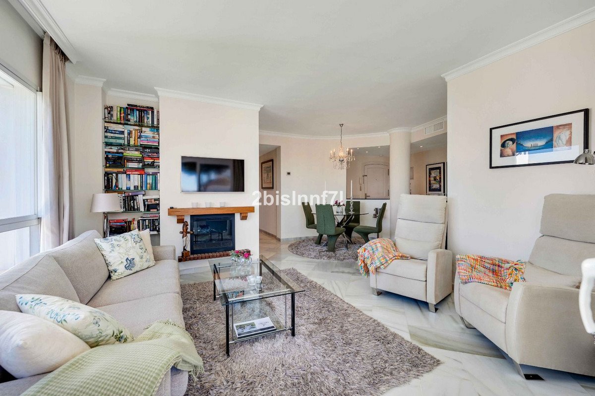 3 Bed Middle Floor Apartment in Elviria