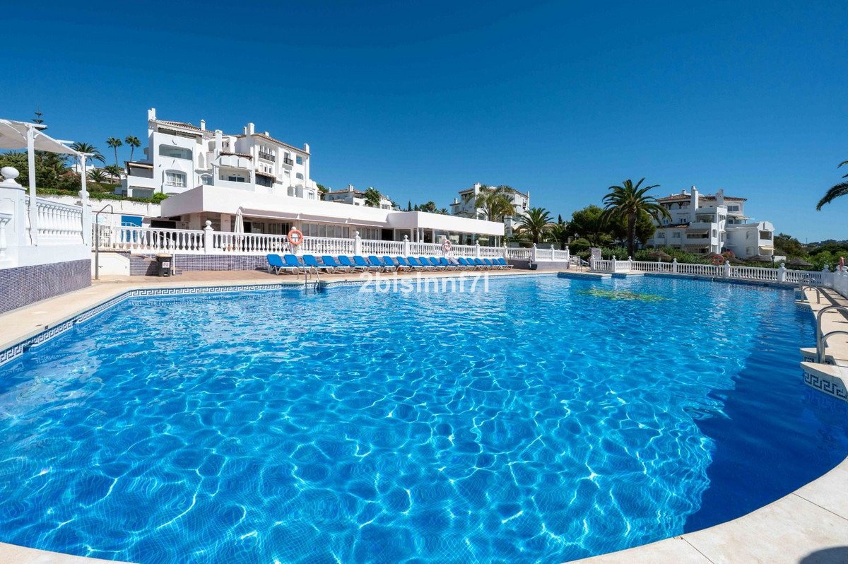 3 Bed Middle Floor Apartment in Elviria