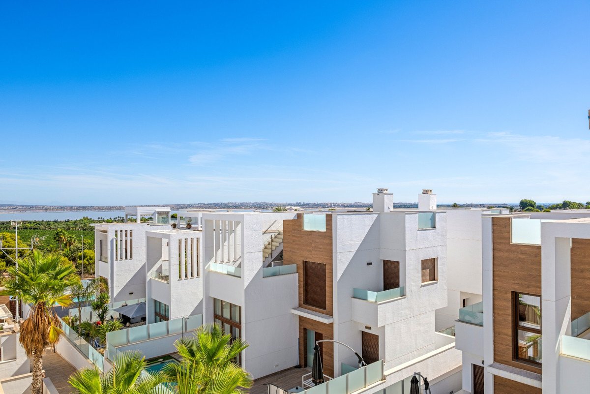 2 Bed Ground Floor Apartment in Torrevieja