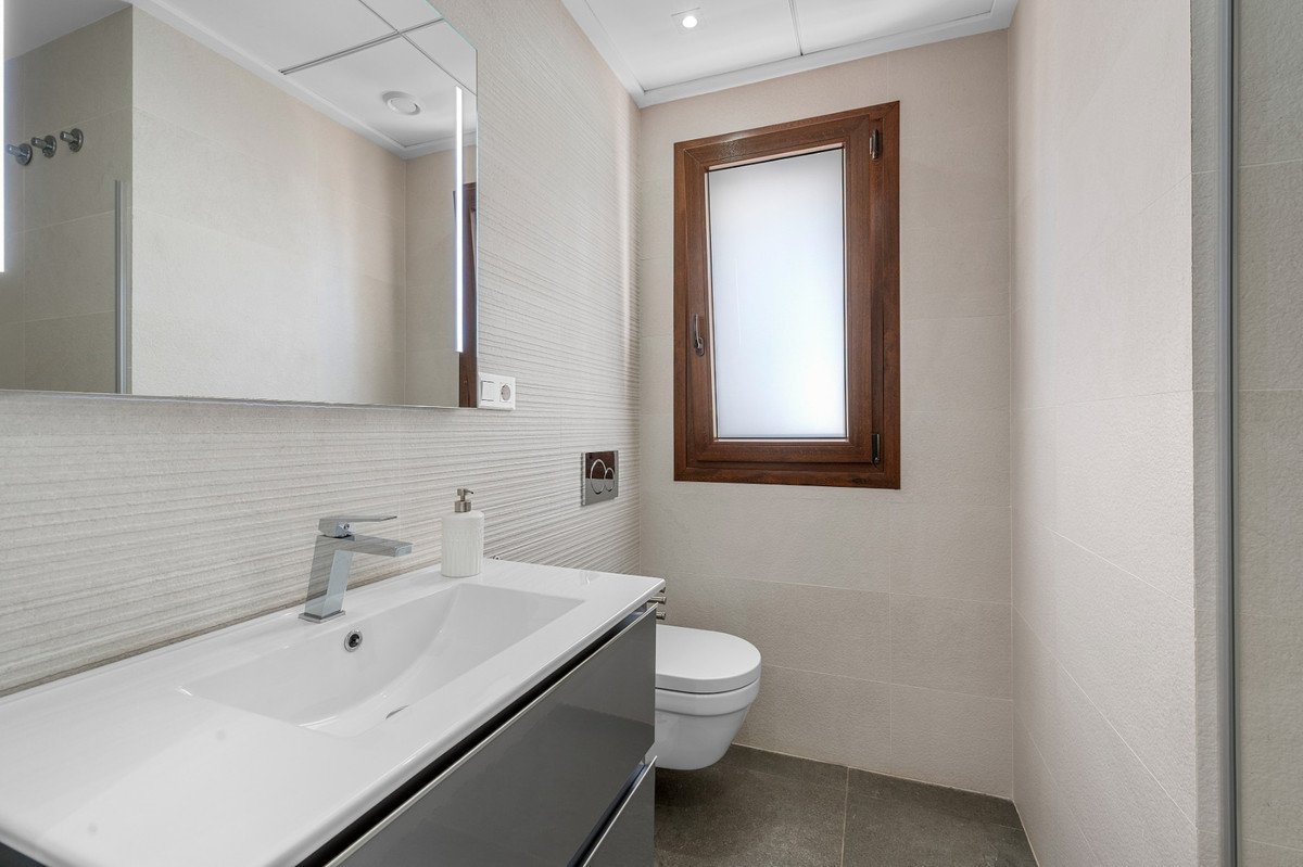 2 Bed Ground Floor Apartment in Torrevieja