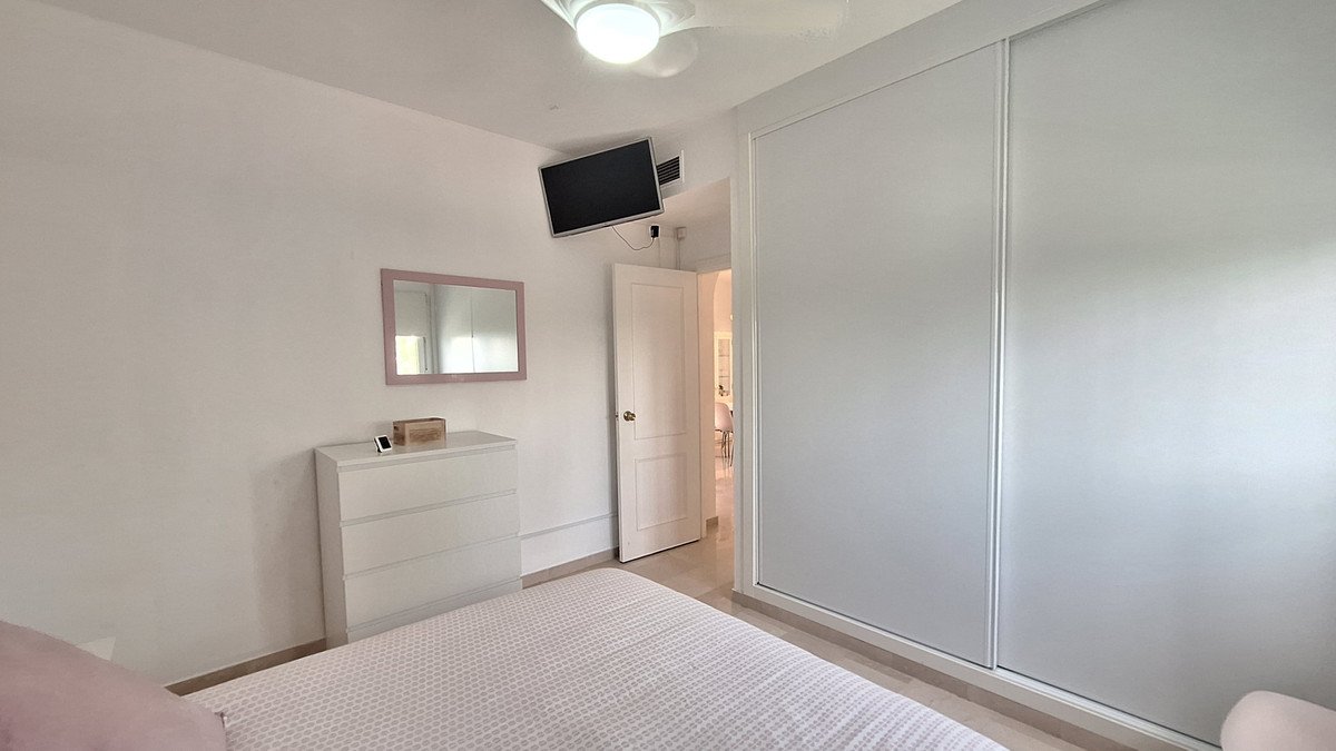 2 Bed Middle Floor Apartment in Estepona