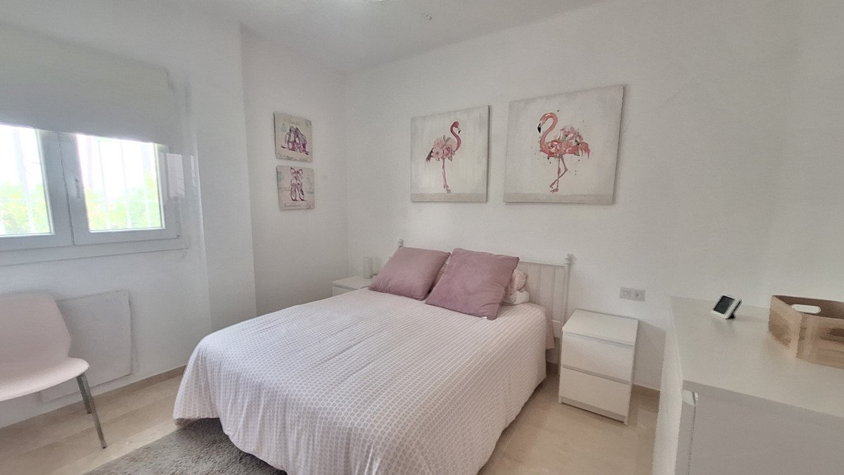 2 Bed Middle Floor Apartment in Estepona
