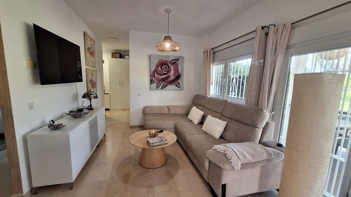 2 Bed Middle Floor Apartment in Estepona
