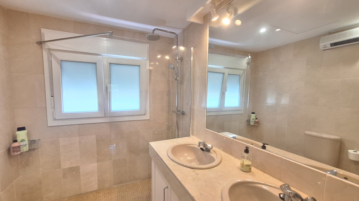 2 Bed Middle Floor Apartment in Estepona