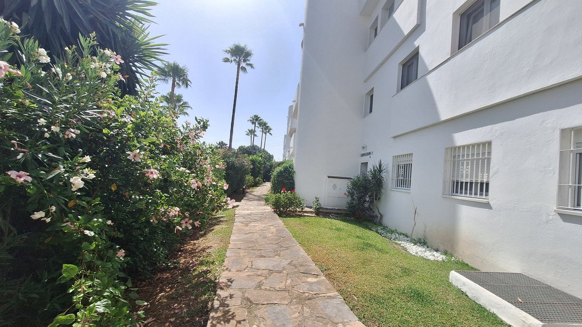 2 Bed Middle Floor Apartment in Estepona