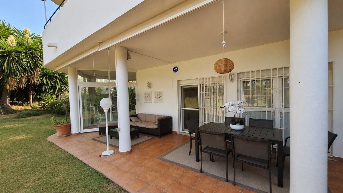2 Bed Middle Floor Apartment in Estepona