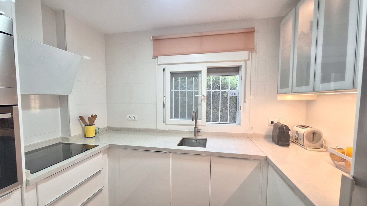 2 Bed Middle Floor Apartment in Estepona