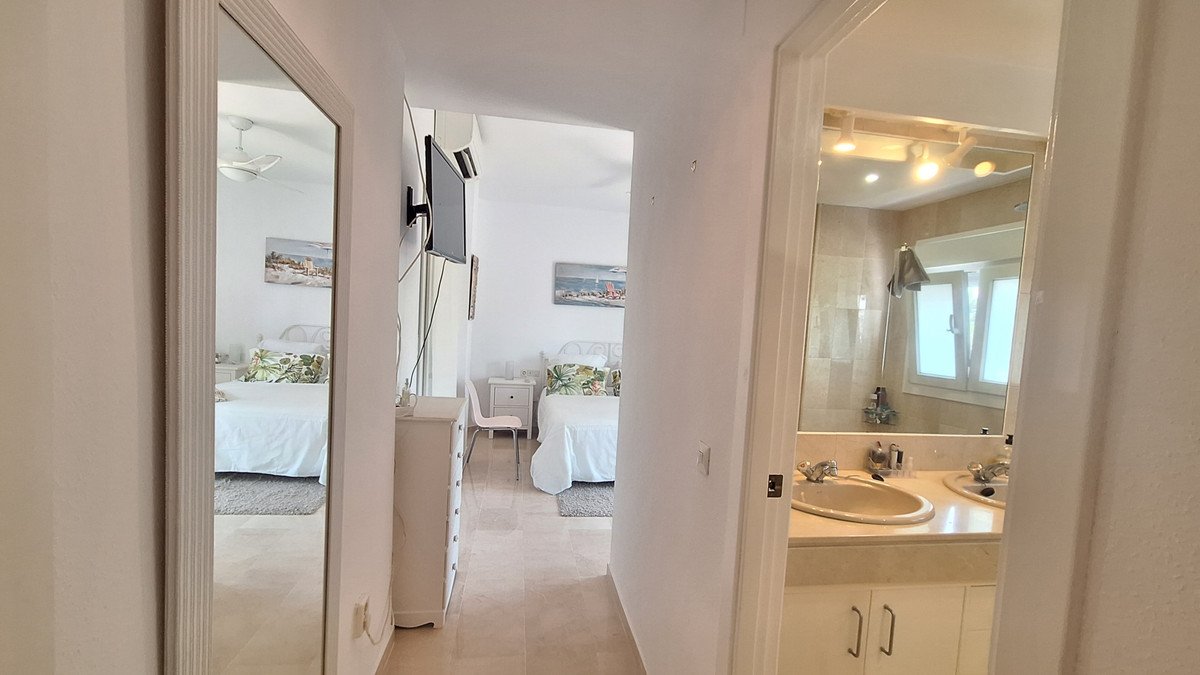 2 Bed Middle Floor Apartment in Estepona