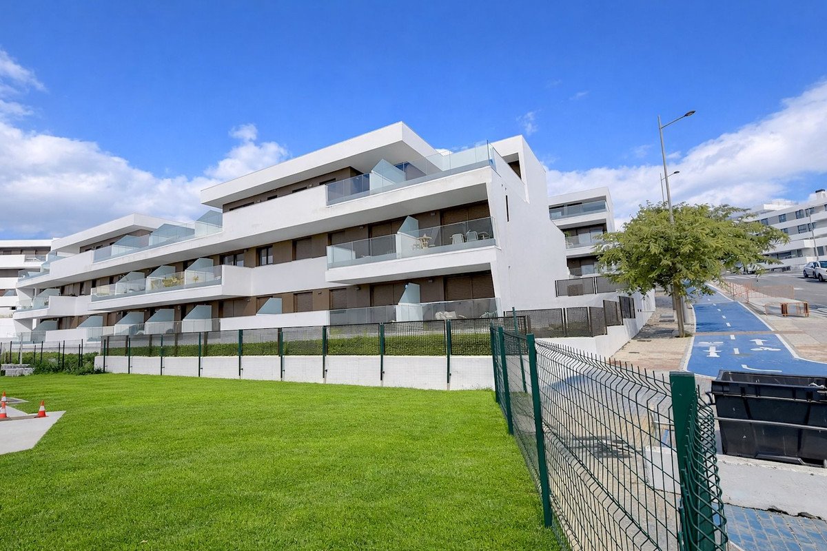2 Bed Middle Floor Apartment in Estepona