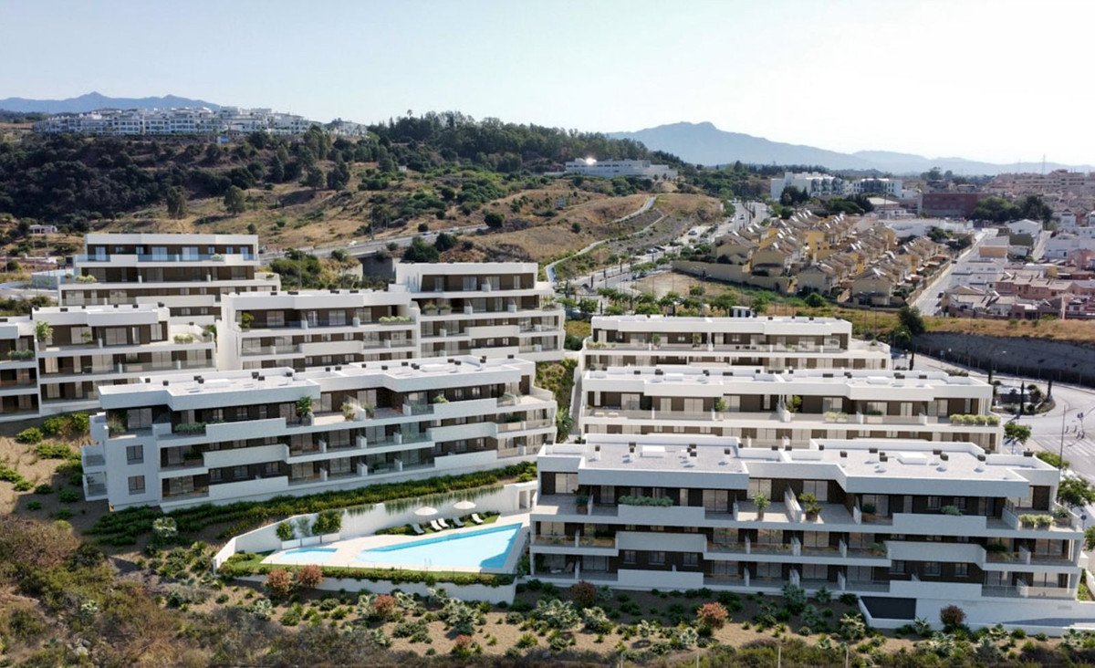 2 Bed Middle Floor Apartment in Estepona