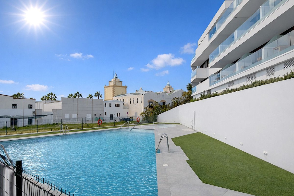 2 Bed Middle Floor Apartment in Estepona