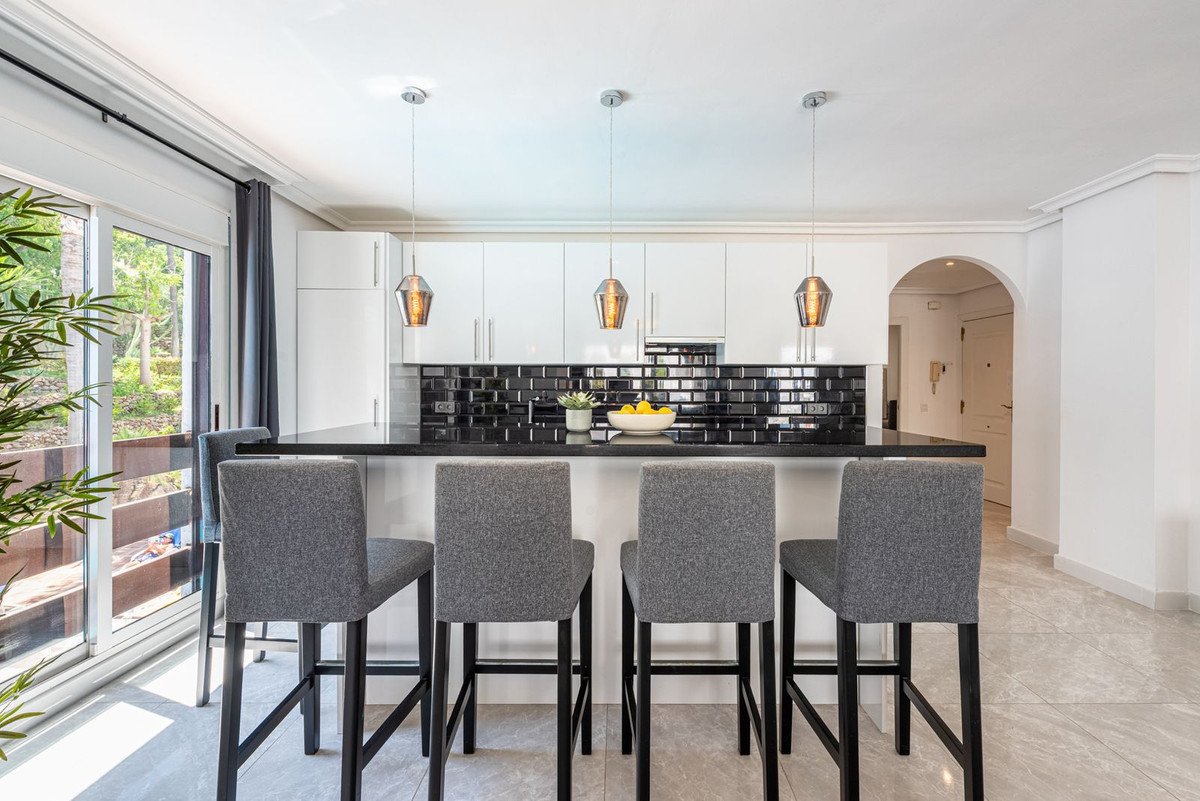 3 Bed Middle Floor Apartment in Nueva Andalucía