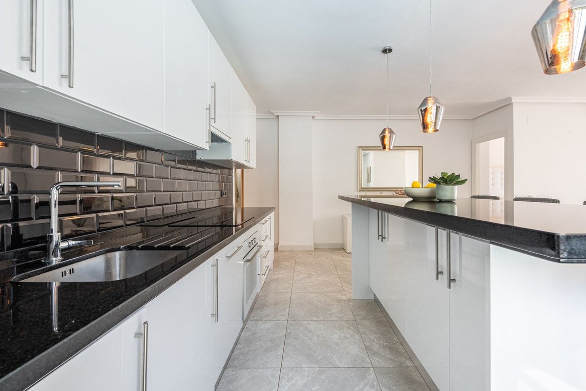 3 Bed Middle Floor Apartment in Nueva Andalucía