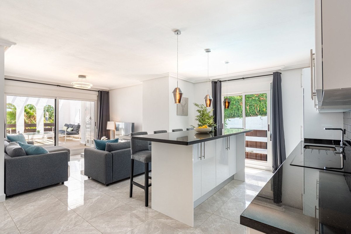3 Bed Middle Floor Apartment in Nueva Andalucía
