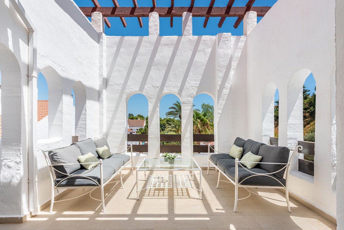 3 Bed Middle Floor Apartment in Nueva Andalucía