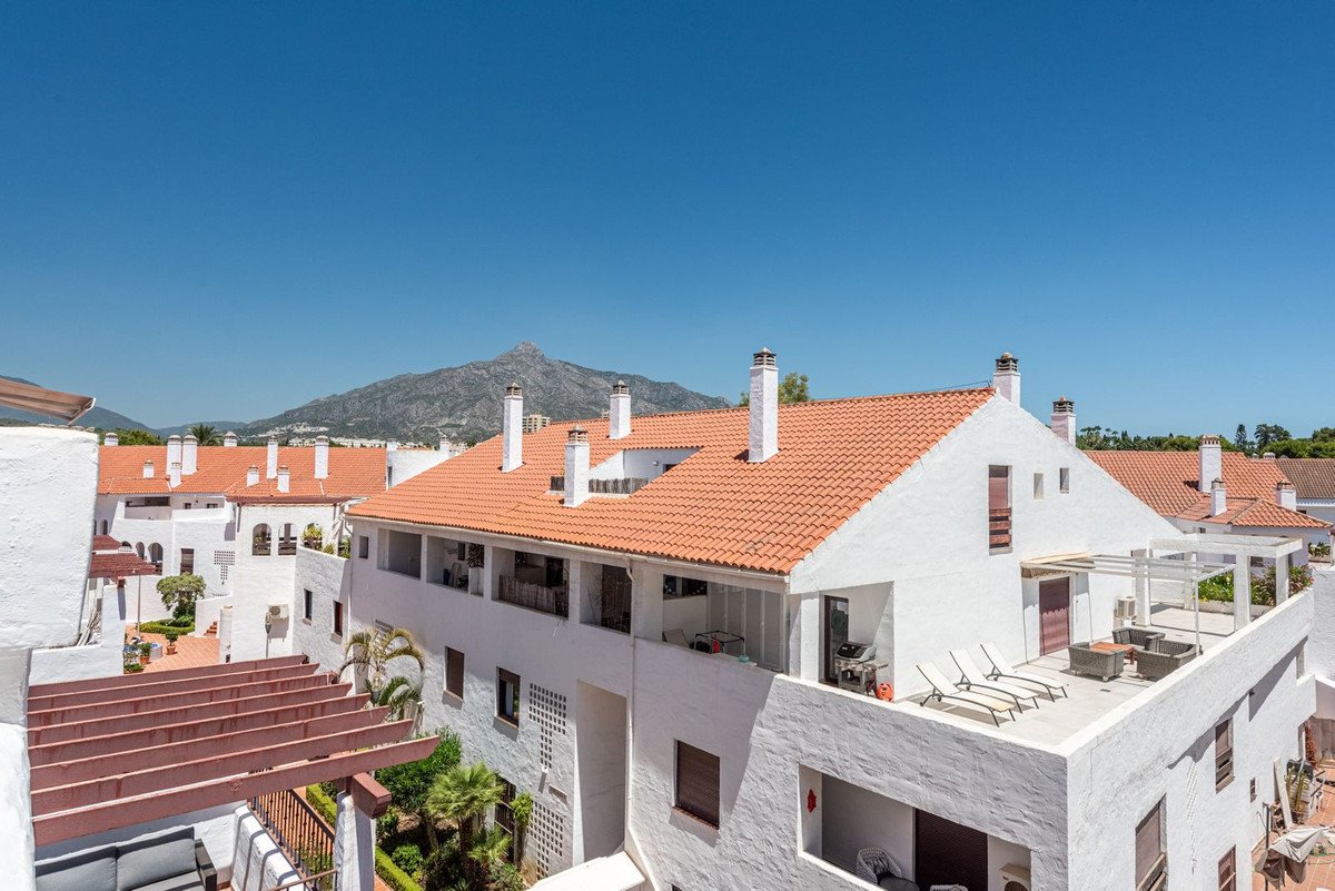 3 Bed Middle Floor Apartment in Nueva Andalucía