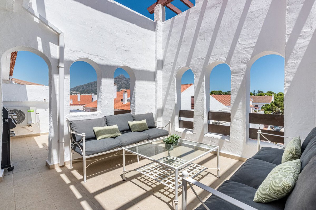 3 Bed Middle Floor Apartment in Nueva Andalucía
