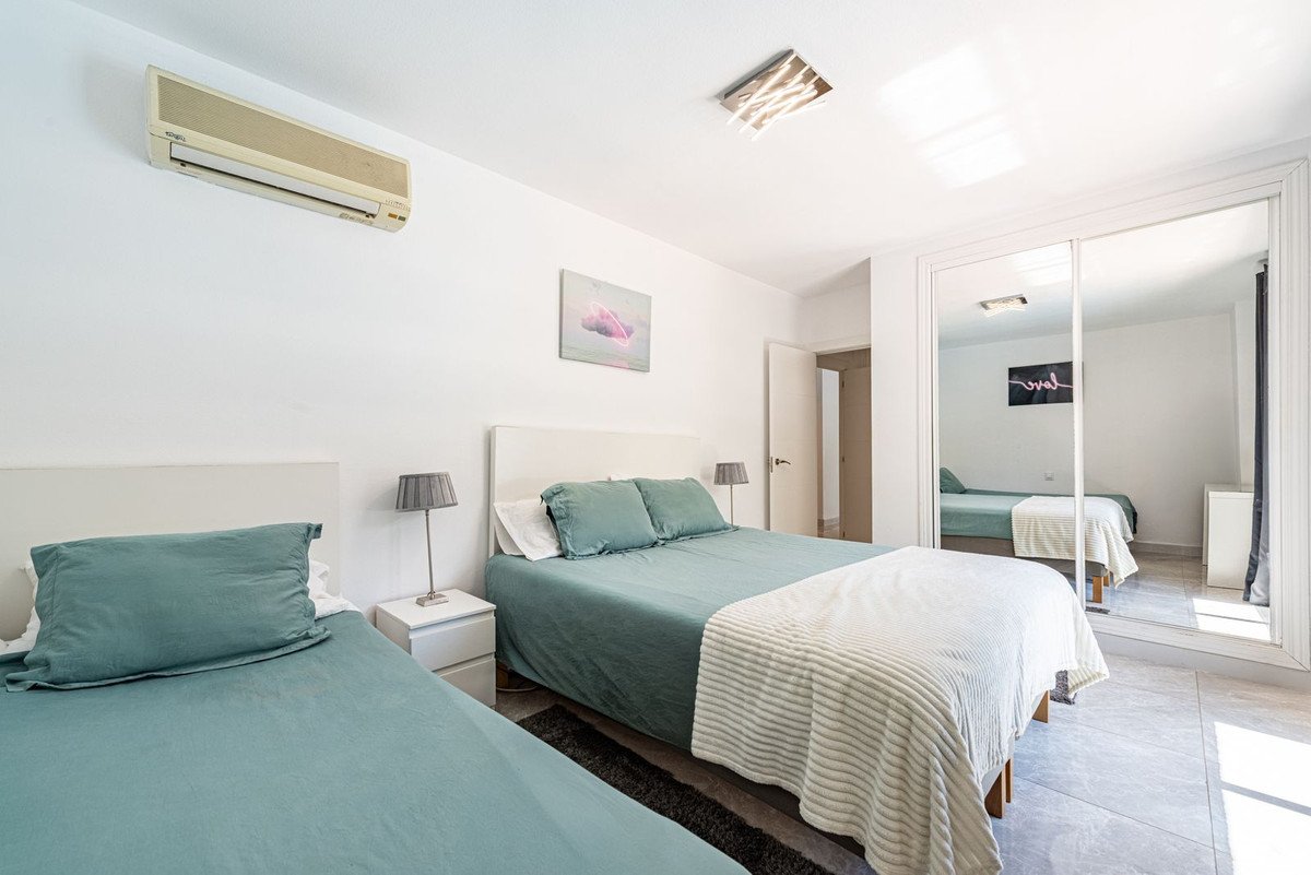 3 Bed Middle Floor Apartment in Nueva Andalucía