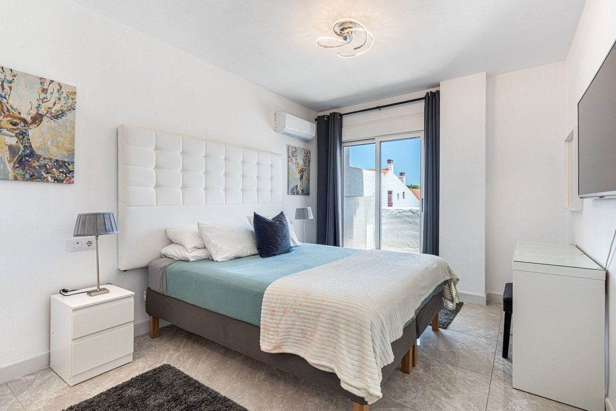 3 Bed Middle Floor Apartment in Nueva Andalucía