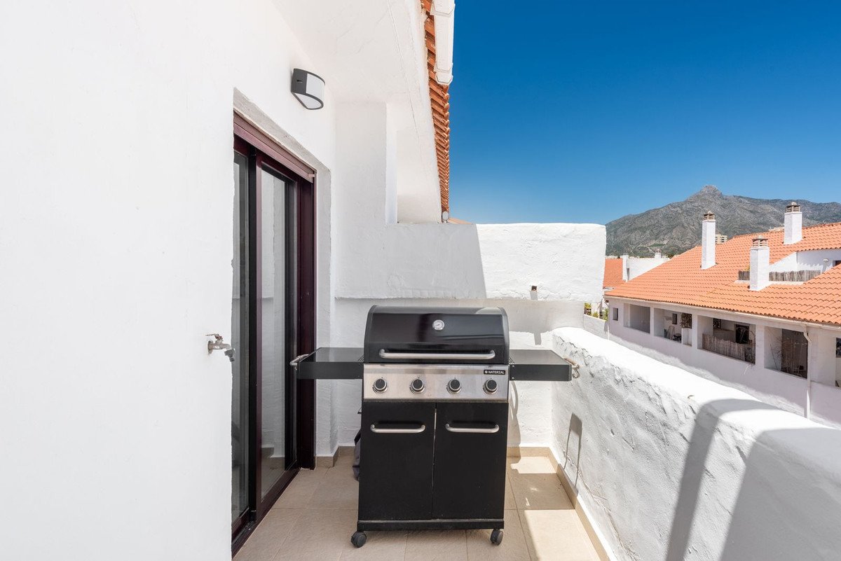 3 Bed Middle Floor Apartment in Nueva Andalucía