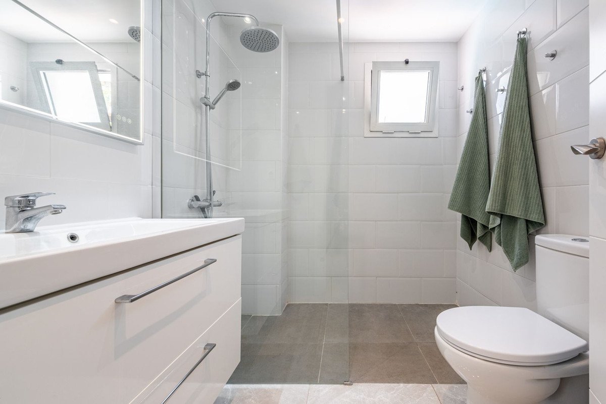 3 Bed Middle Floor Apartment in Nueva Andalucía