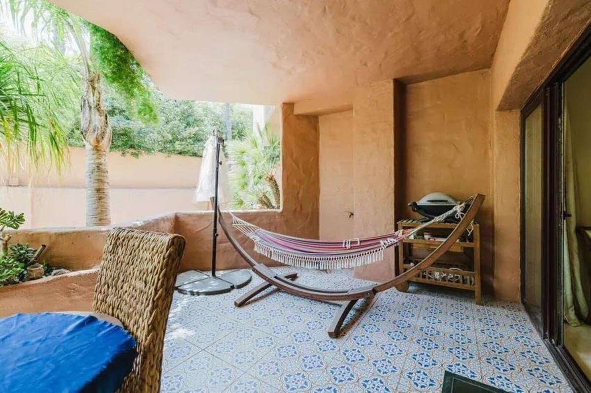 2 Bed Middle Floor Apartment in Estepona
