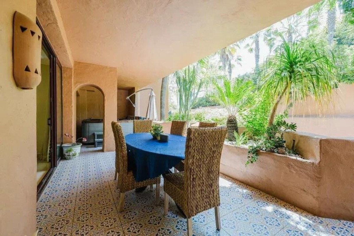 2 Bed Middle Floor Apartment in Estepona
