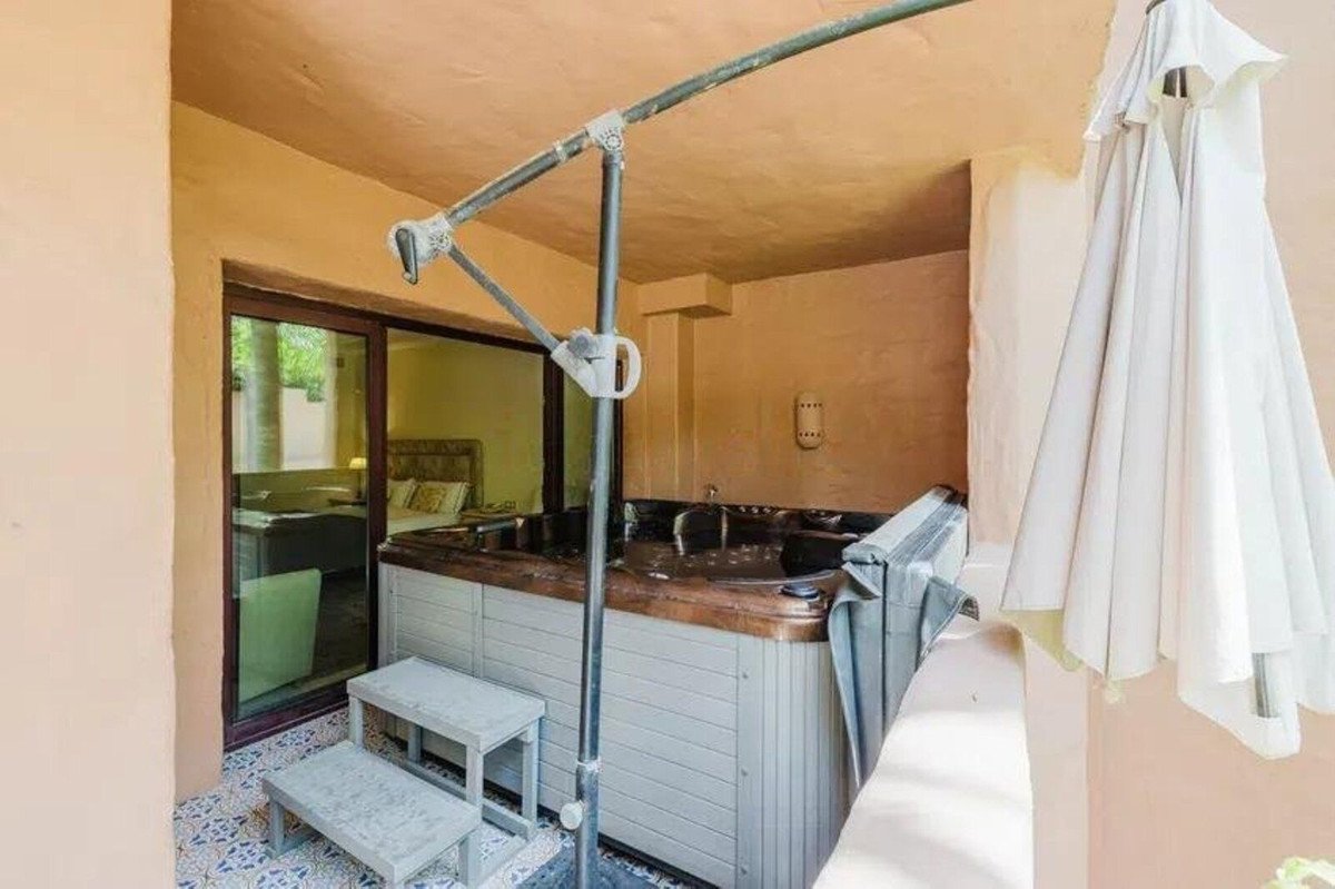 2 Bed Middle Floor Apartment in Estepona