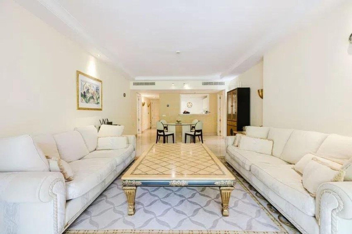 2 Bed Middle Floor Apartment in Estepona