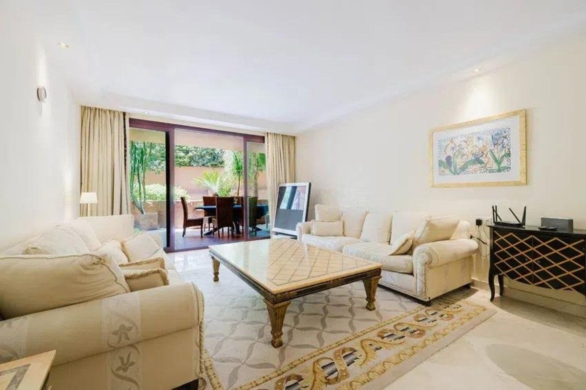 2 Bed Middle Floor Apartment in Estepona