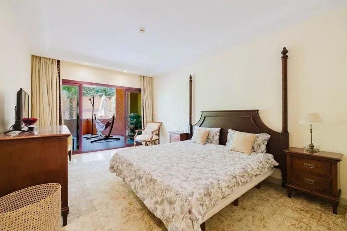 2 Bed Middle Floor Apartment in Estepona