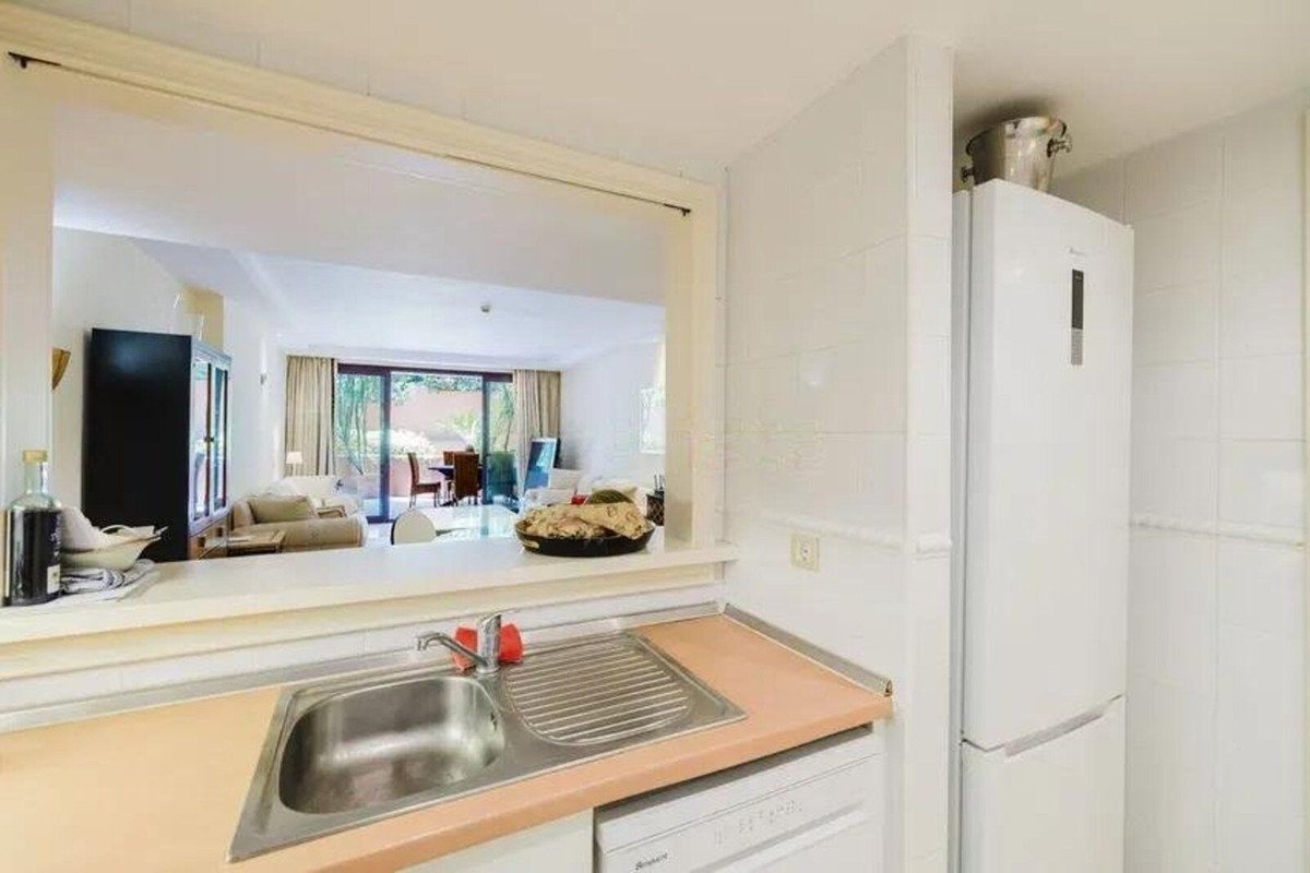 2 Bed Middle Floor Apartment in Estepona