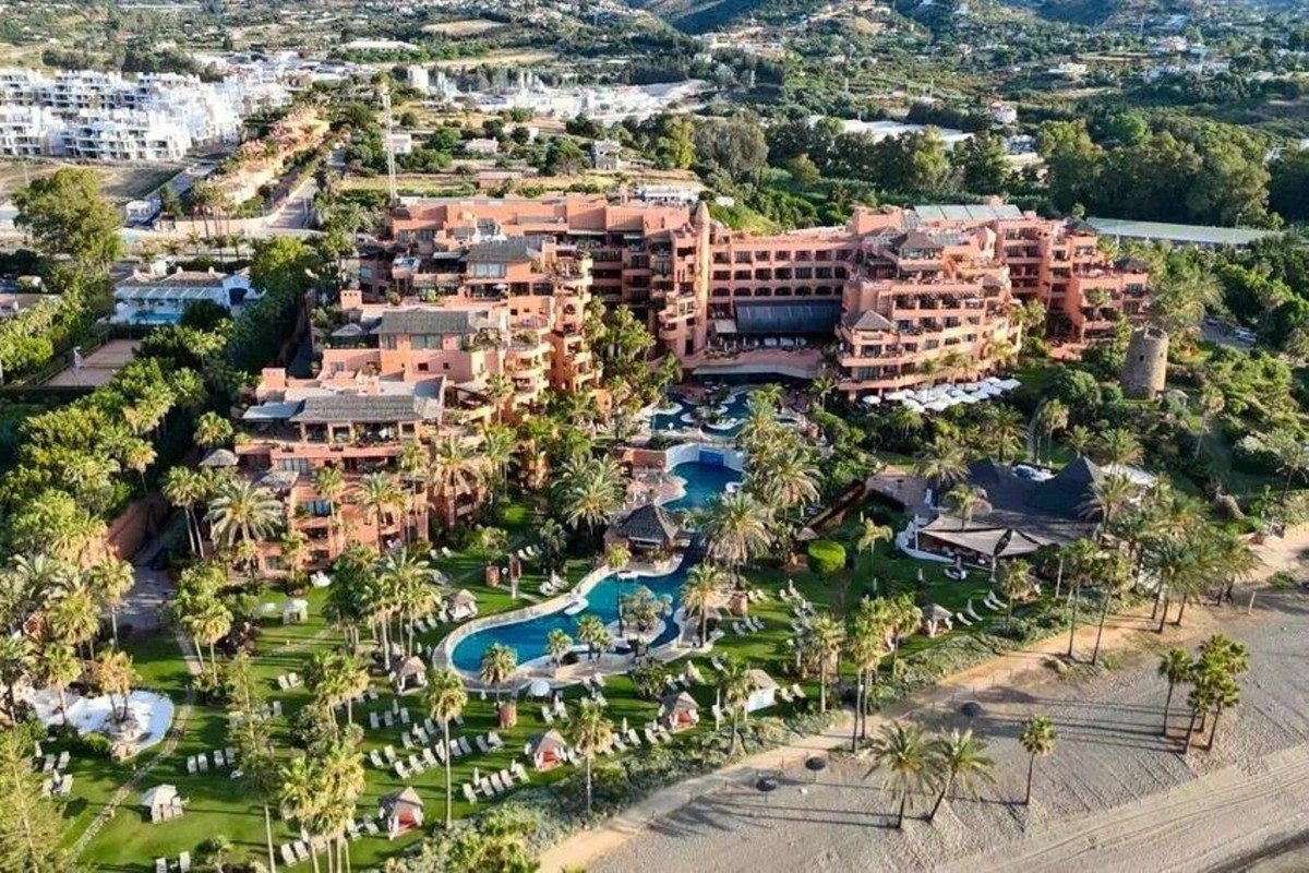 2 Bed Middle Floor Apartment in Estepona